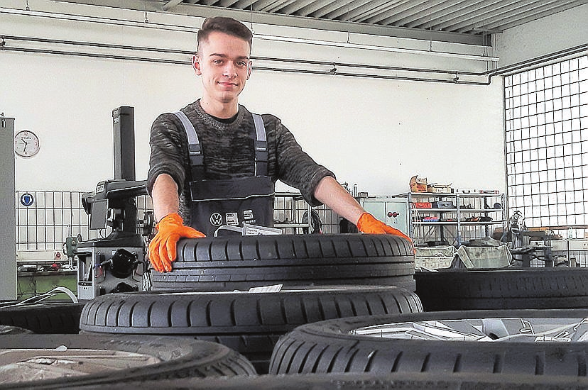 Max Mossin ist Azubi im Autohaus Frohn. FOTO C. LUKAS