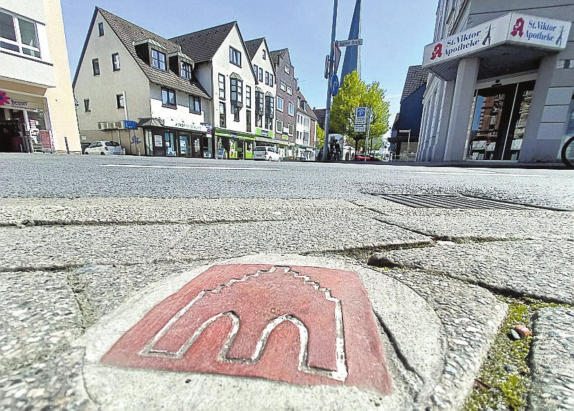 Bronzetafeln im Gehwegpflaster weisen in der Schwerter Innenstadt die Richtung zum Hanseweg. FOTO SCHMITZ