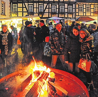 Ein Plausch mit Freunden in herbstlichem Ambiente? Auf dem Burghauner Herbstzauber ist die beste Gelegenheit dazu. Foto: bh