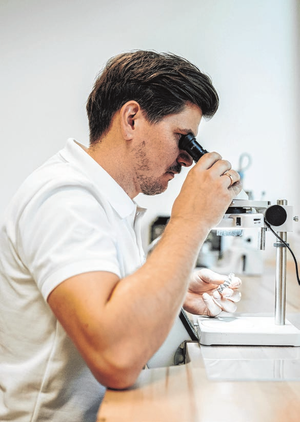 Sebastian Jellinek am Mikroskop.