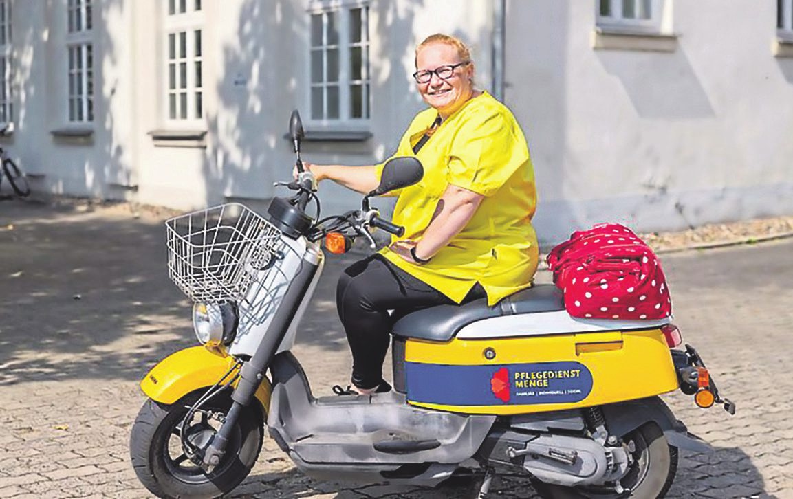 Die Mitarbeitenden können für ihre Pflegerunden - je nach persönlicher Vorliebeneben dem Auto auch Motorroller oder Fahrrad nutzen. FOTOS: ANNA HANTSCHKE