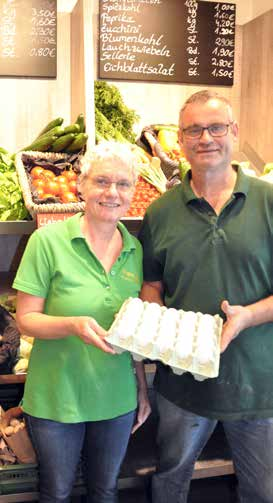 Heinz Feugmann und seine Mitarbeiterin Ina Monski vor den gut gefüllten Regalen des Hofladens auf der Kühlstraße in Speckhorn