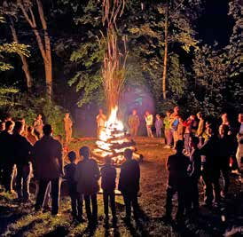 Bild aus dem Sommerlager 2023: Am großen Lagerfeuer nach dem Abendessen