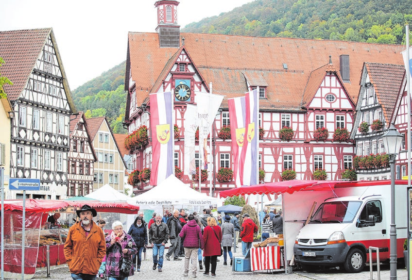 Willkommen in Bad Urach: Der Bauernmarkt am Sonntag bietet viele regionale Produkte.