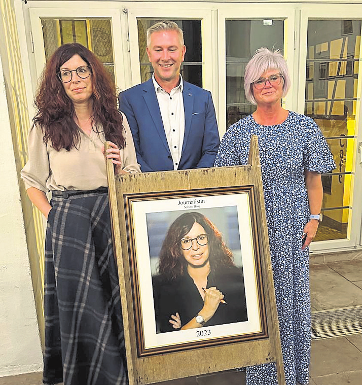 Katharinenmarktmeisterin Sabine Broj (von links), Bürgermeister Christian Zimmermann und Obermeisterin Iris Schwab mit dem offiziellen Porträt. Fotos: Dietmar Kelkel