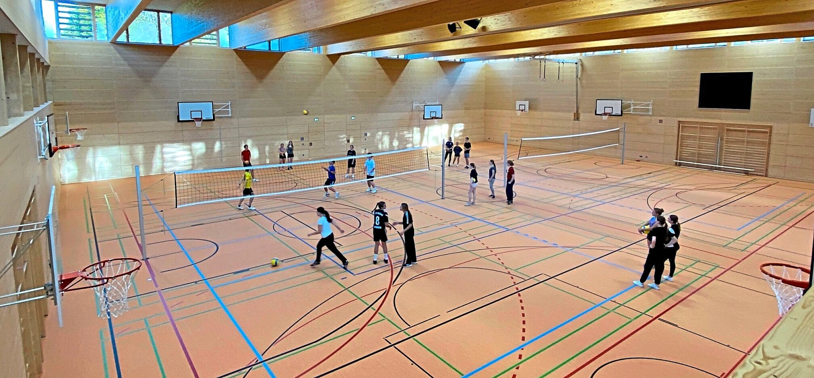 In der zweiten Schulwoche hat der Sportunterricht in der neuen Halle begonnen.