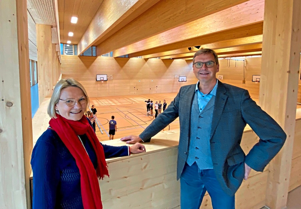 Schulleiter Johannes Fuchs und seine Stellvertreterin Marie-Luise Täuber freuen sich über das gelungene Bauwerk. - Fotos: Fischer