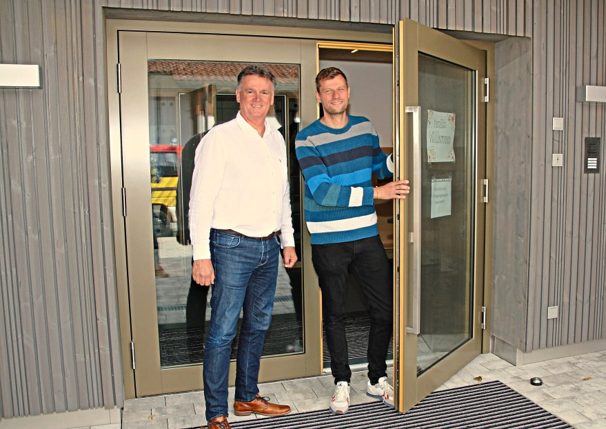 Am Eingang Bürgermeister Josef Putz (li.) und Vorstand Alexander Heberger. - Fotos: Heisl