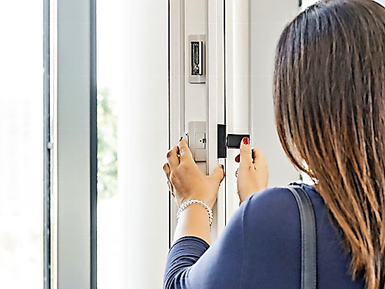 Die l-tec Insulation und I-tec Glazing garantieren optimalen Wärmeschutz und perfekte Stabilität. Zudem verhindern die integrierten Verriegelungsklappen von l-tec Secure, dass Einbrecher das Fenster aushebeln können. FOTO: EPR/INTERNORM