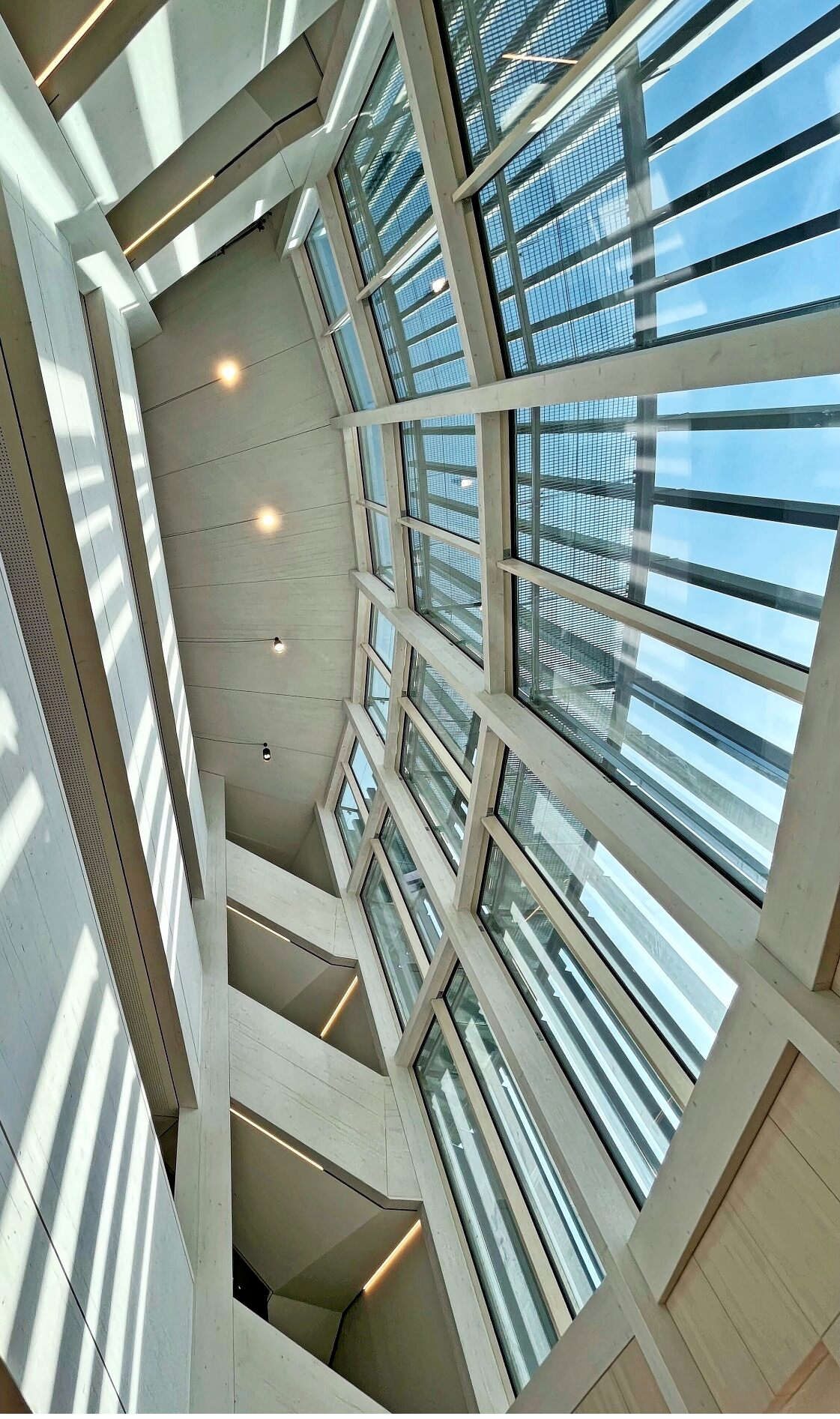 24 großflächige Fenster sorgen dafür, dass das viergeschossige Foyer hell, offen und einladend wirkt. FOTO: JOCHEN BERGER