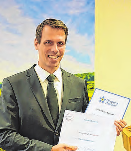 Martin Dobretsberger mit dem Diplom zur„demenzfreundlichen Bestattung“. Foto: Bestattung Dobretsberger