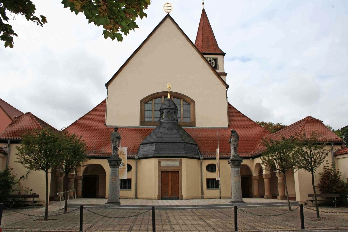 Die Stephanuskirche in Adelsdorf wurde am 26. Oktober 1909 nach anderthalb Jahren Bauzeit offiziell eingeweiht.