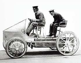 Meilensteine der Automobilgeschichte: der Lohner Porsche, der erste Stromer mit Radnabenmotor, und das erste Hybridfahrzeug der Welt „Semper Vivus“.