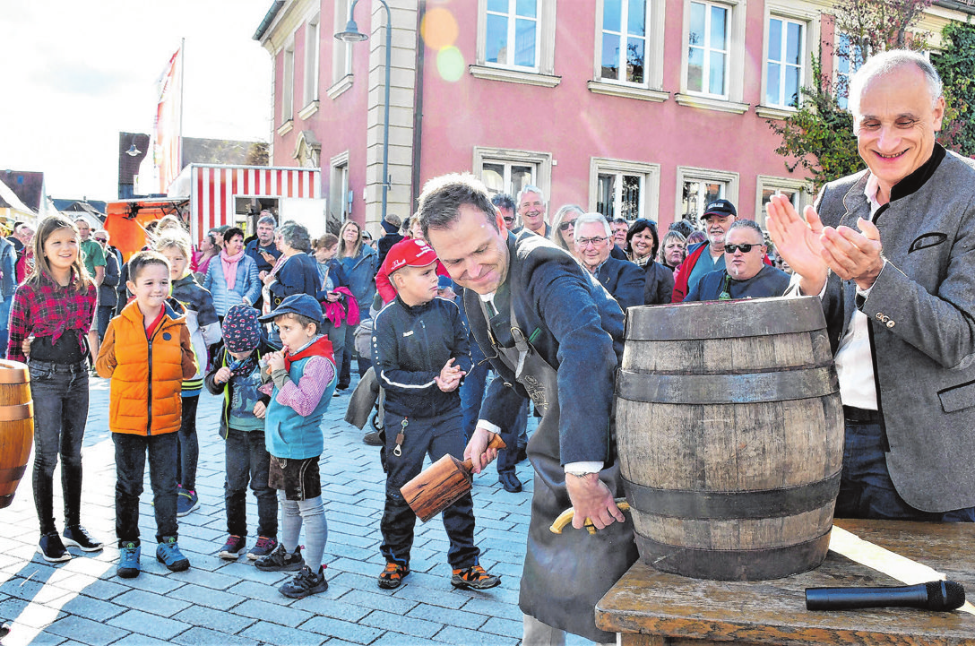 Am Samstagnachmittag wird Bürgermeister Christian von Dobschütz den Bieranstich vornehmen. Die Kerwafichte wird um 15 Uhr vor dem Gasthaus Müller aufgestellt.