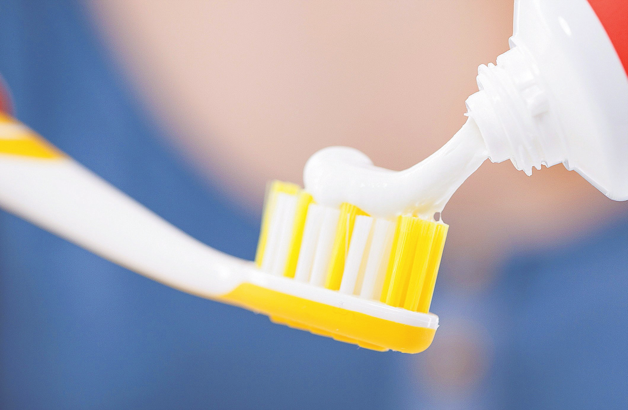 Mit der richtigen Zahnpasta hin zu weißeren Zähnen? Fachleute sind da skeptisch. FOTO CHRISTIN KLOSE/DPA