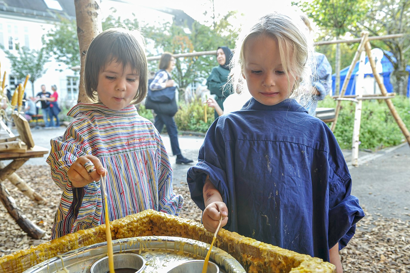 Kinder dürfen Kerzen ziehen in der Waldwerkstatt im Rathauspark - an allen Chrysanthementagen. FOTOS: STADT