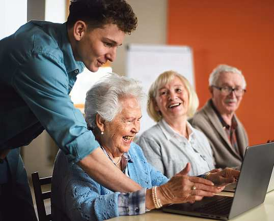 Computerschulungen nach Maß mit lieben Menschen Foto: Halfpoint-stock.adobe.com