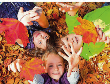 Ein Spaziergang im bunten Herbstwald ist auch für Kinder ein Vergnügen. Foto: drubig-photo-stock.adobe.com