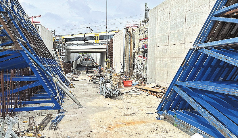 Die Fahrbahn führt unter der Bahnstrecke Hamm-Dortmund durch. FOTO: HENNES