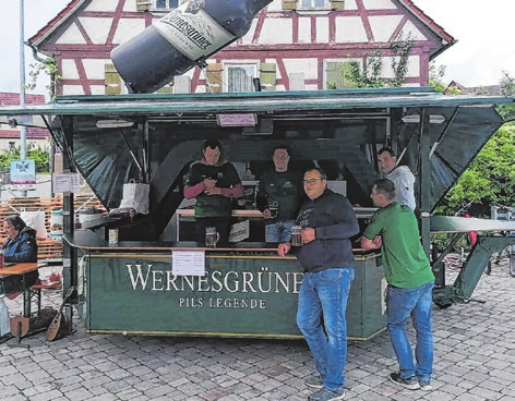 <span id="iqgvg">Der Schankwagen im vergangenen Jahr auf dem Dorfplatz von Großaltdorf.  Foto: privat</span>