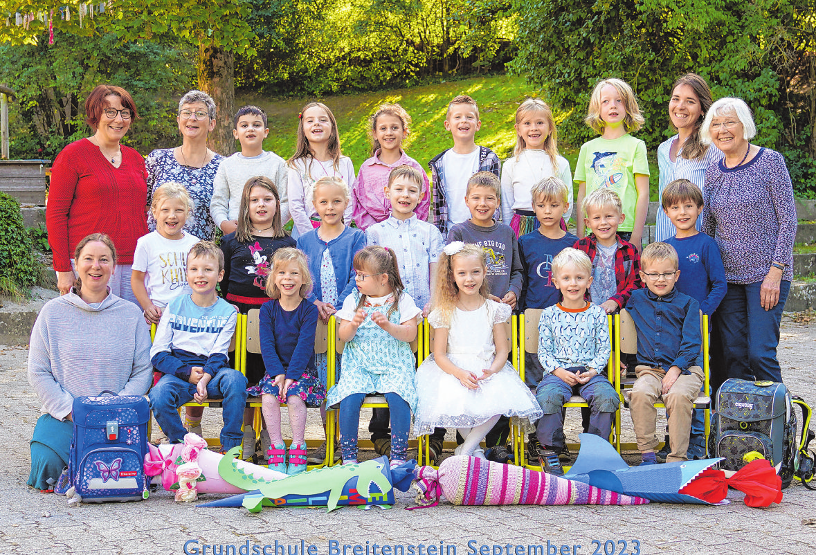 Grundschule Breitenstein Klasse 1 mit Außenklasse Sonnenhof. von links: Fachlehrerin Sonnenhof Anette Strobl-Wein, Klassenlehrerinen: Annette Kochendörfer-Bühler (Breitenstein), Ann-Kathrin Feuchter (Sonnenhof), Lesepatin: Elfriede Manz, links unten Schulbegleitung: Tanja Bräuning. Foto: Top-Fotografie Rau