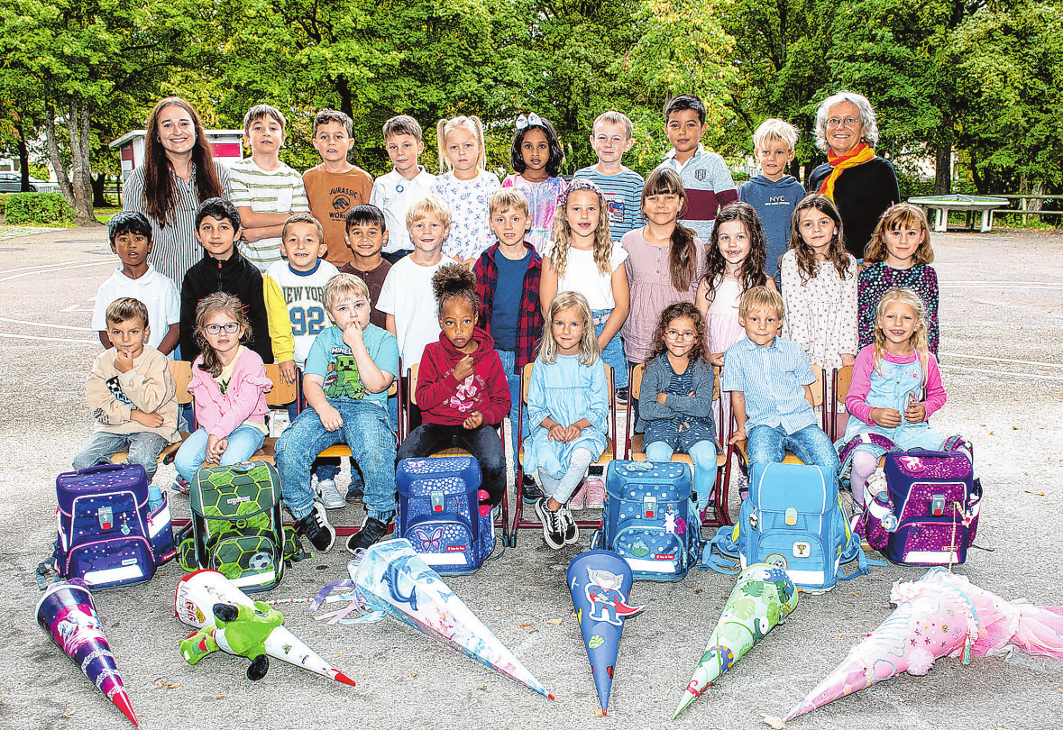 Grundschule Kreuzäcker, Klasse 1a mit Außenklasse Sonnenhof, von links Klassenlehrerin Luisa Rother (Kreuzäcker), Ute Herrmann (Sonnenhofschule) Foto: Ulmer Fotografie