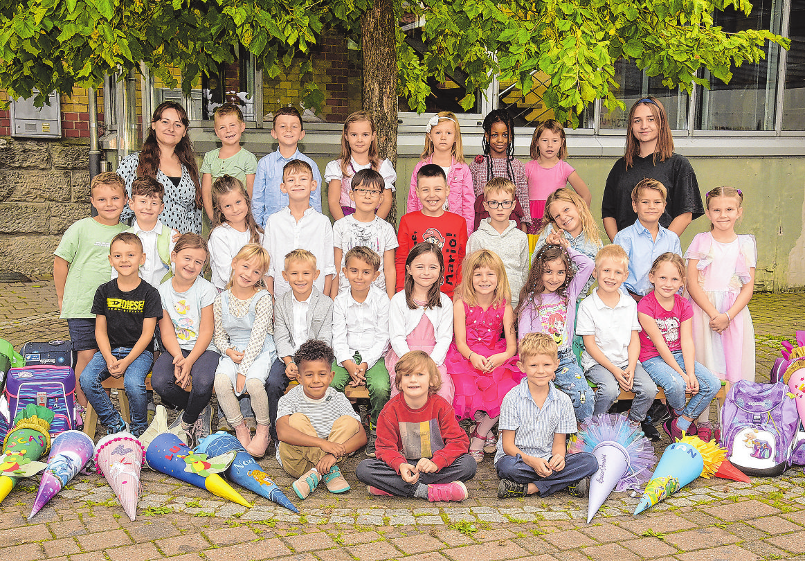 Grundschule Wolpertshausen, Klasse 1. Klassenlehrerin: Olga Vaneckin (links), FSJ: Sophia Weibrecht. Foto: nohau Fotostudio