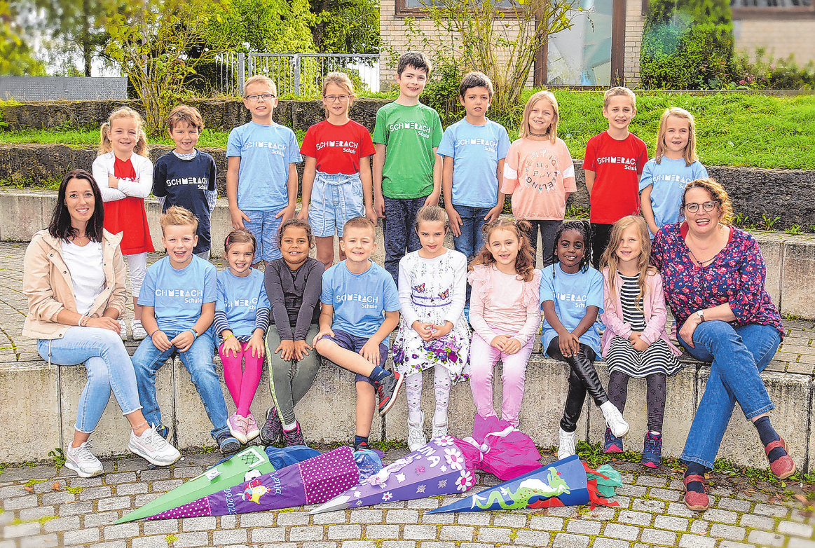 Schmerachschule Ilshofen-Oberaspach, Löwenklasse. Klassenlehrerin: Regina Sauer (rechts) Foto: nohau Fotostudio