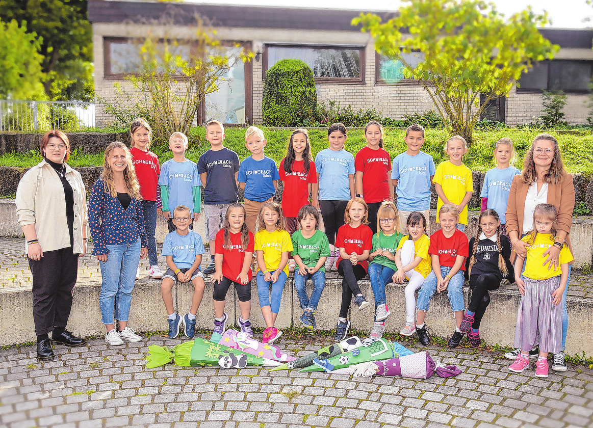 Schmerachschule Ilshofen-Oberaspach, Fuchsklasse. Klassenlehrerin: Rebecca Moor (Zweite von links) Jasmin Kretzschmar (rechts) Foto: nohau Fotostudio