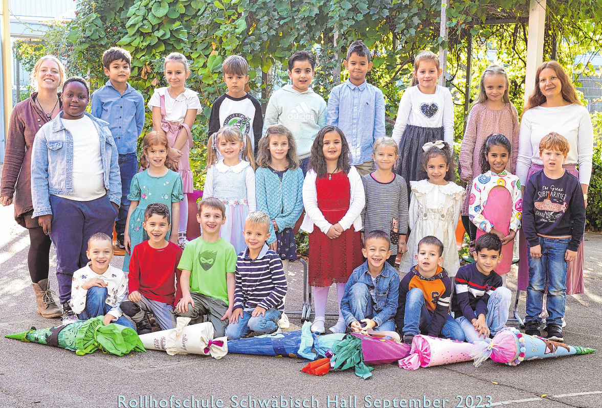 Grundschule Rollhof, Klasse 1b. Klassenlehrerin: Pia Färber (links), Schulbegleitung: Monika Kuttruf Foto: Top-Fotografie Rau