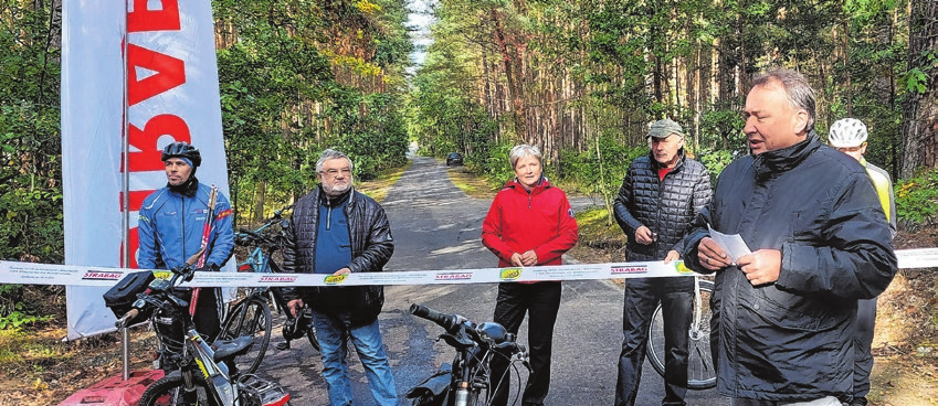 Kurz erklärte Schorfheides Bürgermeister Wilhelm Westerkamp den langen Weg zur Realisierung des 3. Bauabschnitt des Radweges und eröffnet ihn, froh, dass es gelungen sei.