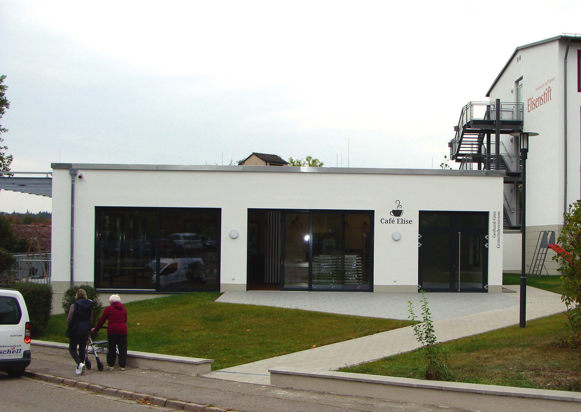 Die Verbindung vom Elisenstift zum Café wie auch zum Eingang von der Straße aus ist barrierefrei. Foto: Koberstein