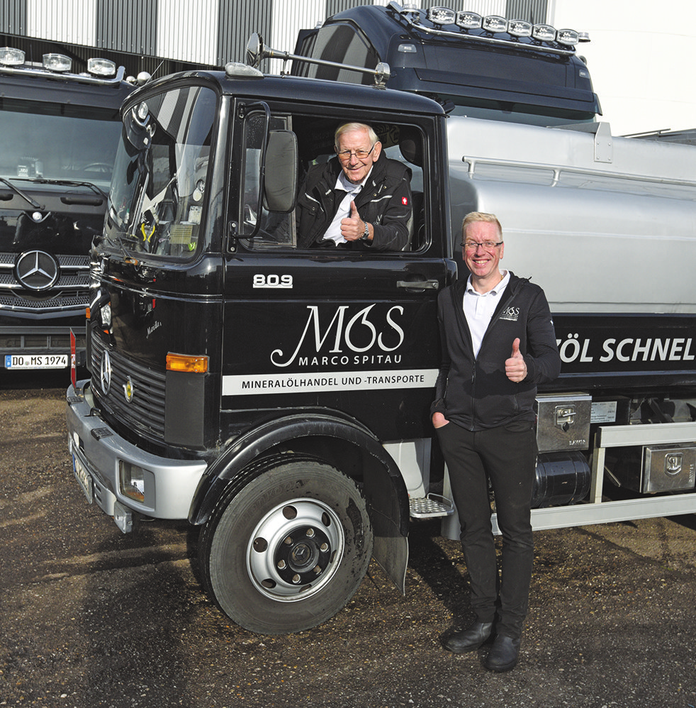 Gründer der Familientradition Meinolf Spitau und Inhaber Marco Spitau mit einem historischen Tankfahrzeug am Stammsitz im Hafen.
