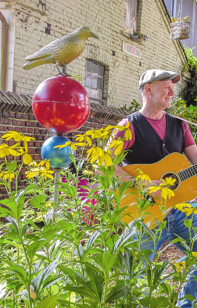 Nicht nur die namensgebenden Blumen, sondern auch die Kunst hat im Garten „Mille Fiori“ ihren festen Platz.