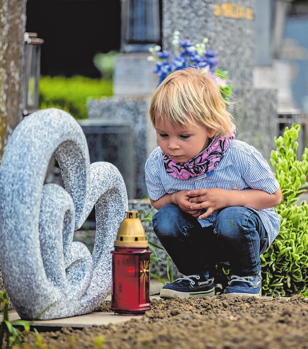 Eine individuelle Grabgestaltung hilft bei der Verarbeitung der Trauer. Foto: Tomsickovaf/adobe.stock.com