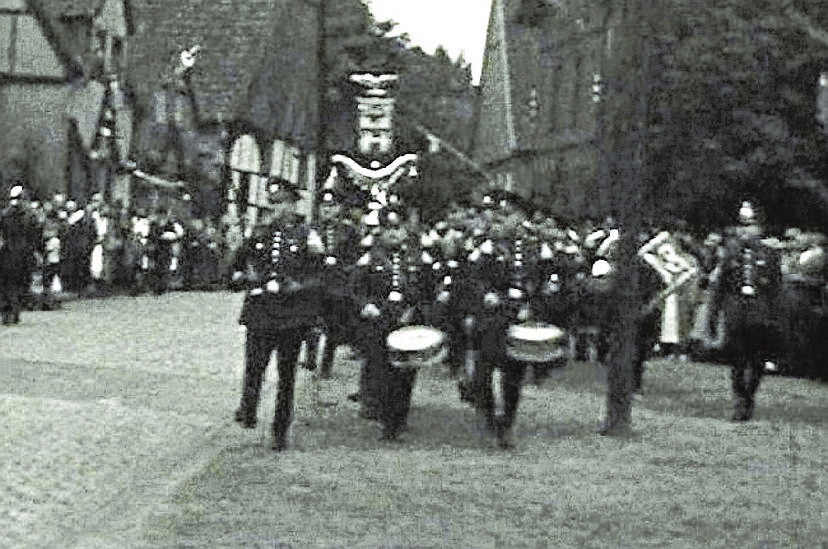 Festzug am 25. Juli 1937 zum 25-jährigen Bestehen des Löschzuges Suderwich am alten Kirchplatz. FOTO PRIVAT
