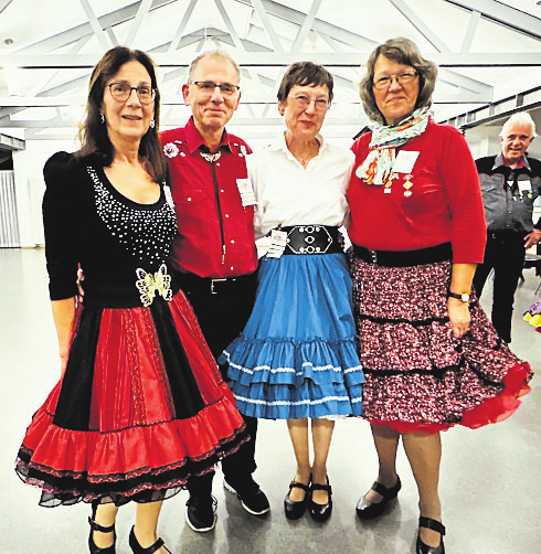 Präsident Rainer Magold mit seiner Frau Heidemarie (links), seiner lebenslangen „Sandkasten-Freundin“ Mechthild Müller (2. von rechts) und Vizepräsidentin Jutta Wiegand.