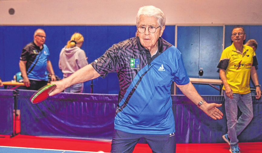 Der Moderator Frank Elstner nimmt am internationalen Tischtennis-Event „Ping-Pong-Parkinson German Open“ teil. Gegen die fortschreitende Bewegungsverarmung bei Parkinson helfen nicht nur Medikamente, sondern auch aktivierende Therapien, so die Expertenmeinung. Foto: Malte Krudewig/dpa