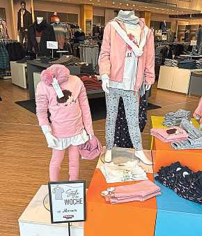 Fröhliche und farbenfrohe Styles warten in der Kinderabteilung auf Mini-Fashionistas.