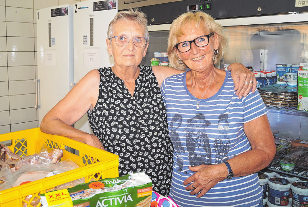 50 Ehrenamtliche kümmern sich jede Woche um das Abholen, Sortieren und um die Ausgabe der Lebensmittel. Zu ihnen gehören auch Anne Forster (I) und Ulla Endreß (r.) von der Ausgabestelle in Uffenheim. Foto: Nicole Gunkel