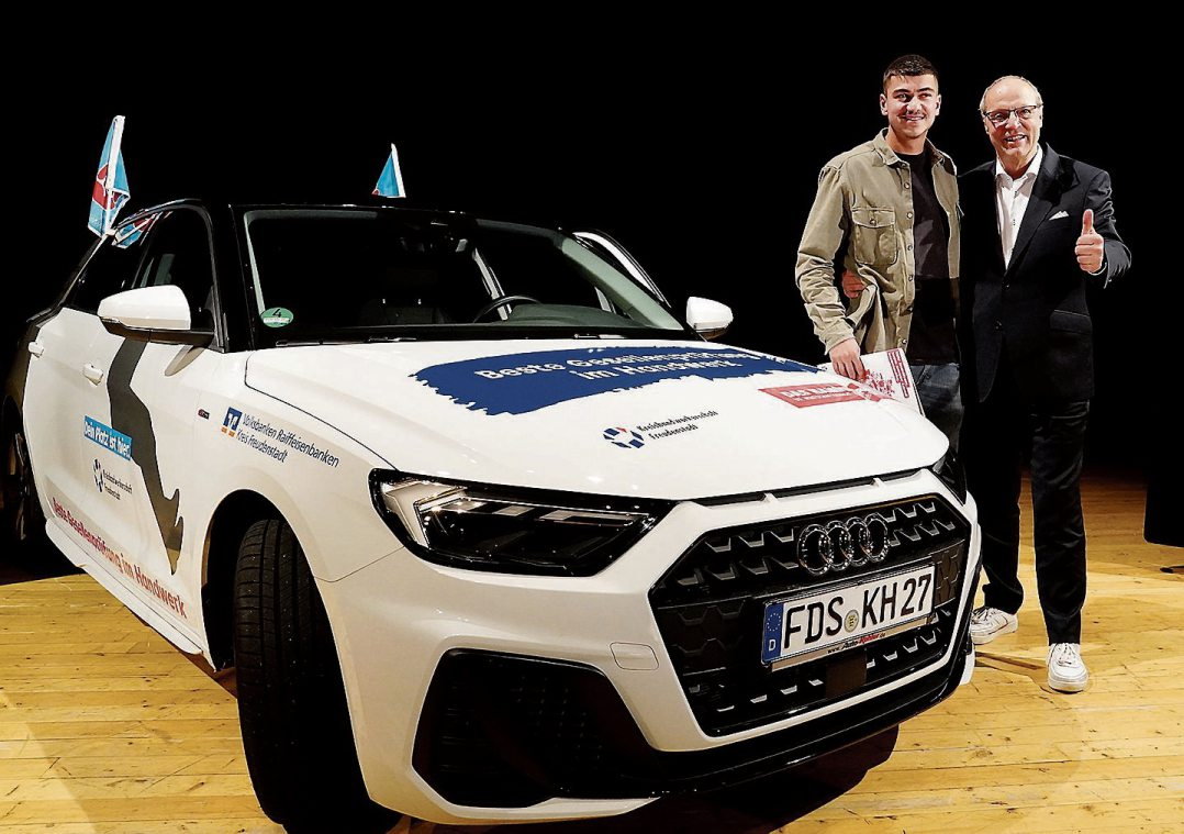 Lukas Gaiser (links) bekam bei der Lehrabschlussfeier einen Audi A1 für die beste Gesellenprüfung überreicht. Sein Ausbilder Carl-Friedrich Wöhrle vom gleichnamigen Fachgeschäft in Freudenstadt freut sich mit ihm. Bilder: Karl-Heinz Kuball