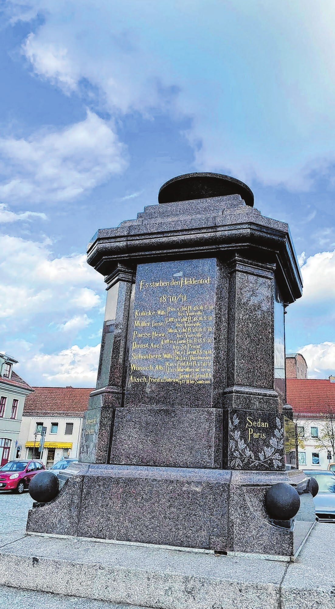 Steinmetz Frank Decker bei der Marktplatzumgestaltung in Müllrose das Kriegerdenkmal restauriert.