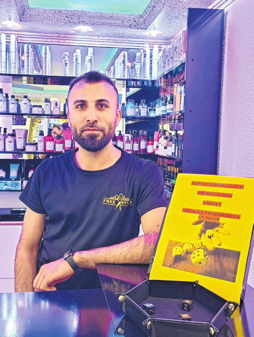 Abdulwakil Alali (Abid) hat in Frankfurt sechs Jahre in verschiedenen Salons gearbeitet, bevor er im Januar 2023 den „Free Style Friseur & Barbershop“ eröffnete. Der Syrer ist in der Stadt angekommen und hat Karriere vom Barbier zum Friseurmeister gemacht. Eine Aktion gibt es jetzt für Kunden: Einfach vor Ort würfeln und mit etwas Glück bis zu 18 Prozent Rabatt auf alle Produkte sichern. Foto: Abid