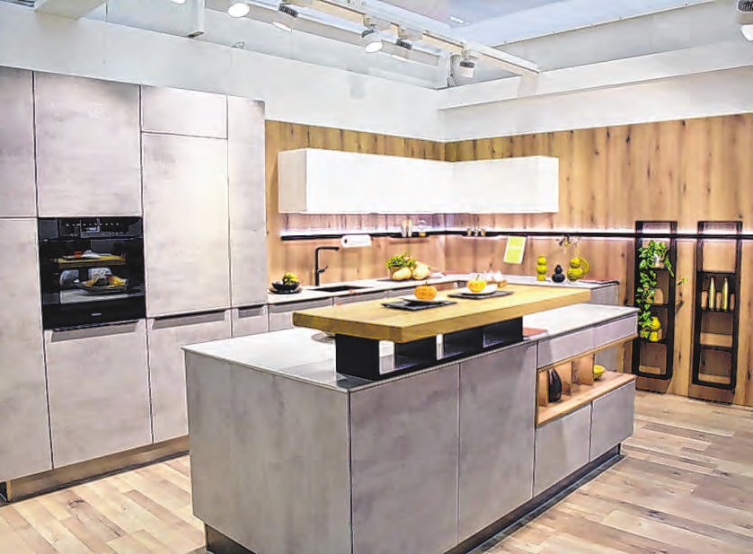 Moderne Küchen und Geräte werden vorgestellt.