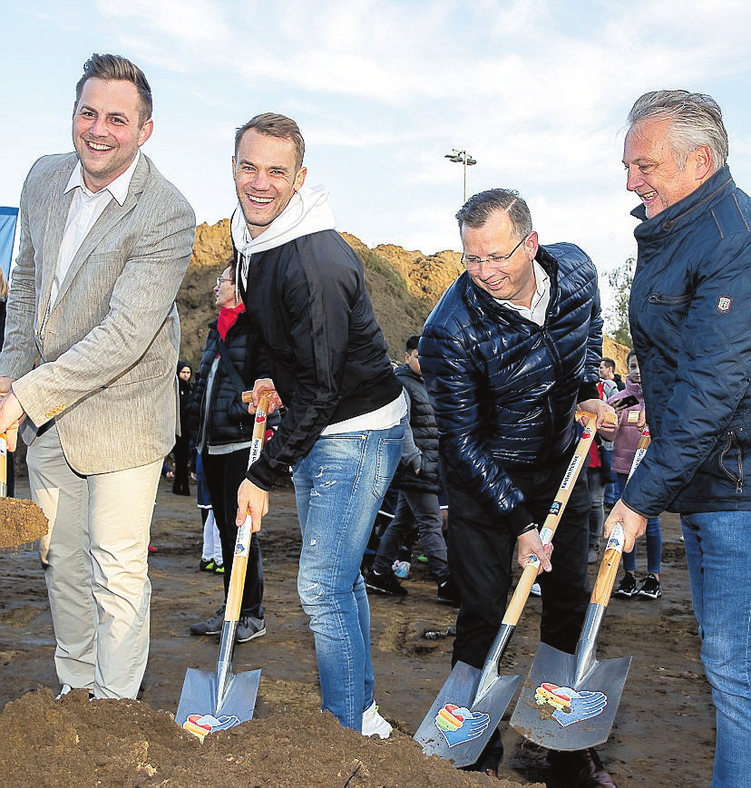 Grundsteinlegung 2019, u.a. mit Manuel Neuer und Rainer Thieken. FOTO ARCHIV