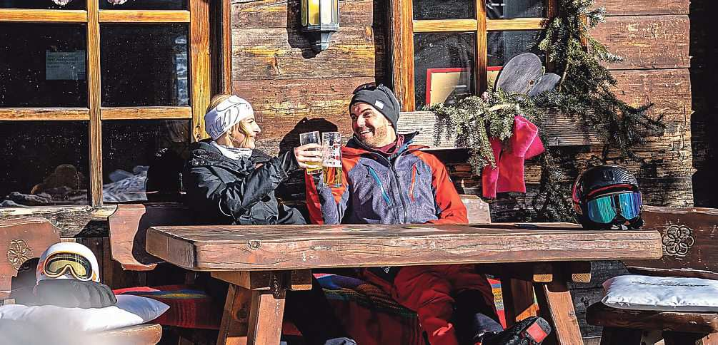 Nach dem Skitag ein kühles Bier in der Sonne genießen oder durch den Kirchheimer Advent flanieren. Fotos: Mathias Pragant/MBN Tourismus