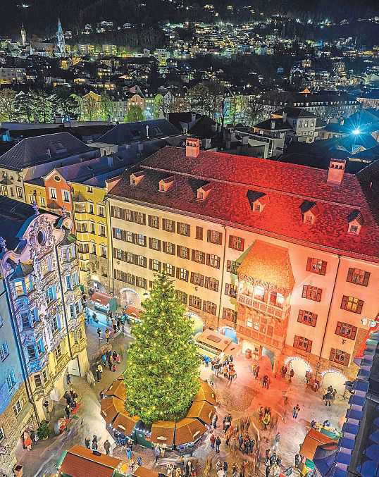 Rund um den Weihnachtsbaum vor dem Goldenen Dachl reihen sich ca. 40 rustikale Weihnachtsstände aneinander.