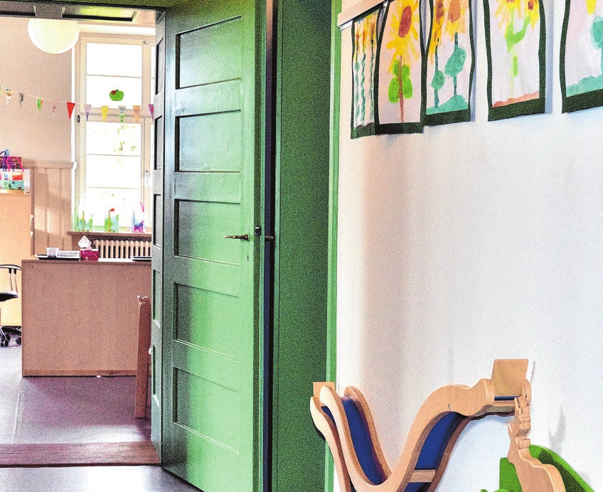 Der Flur im Kindergarten: Ansprechendes Grün bestimmt die Türen und die Möblierung in der Kita.