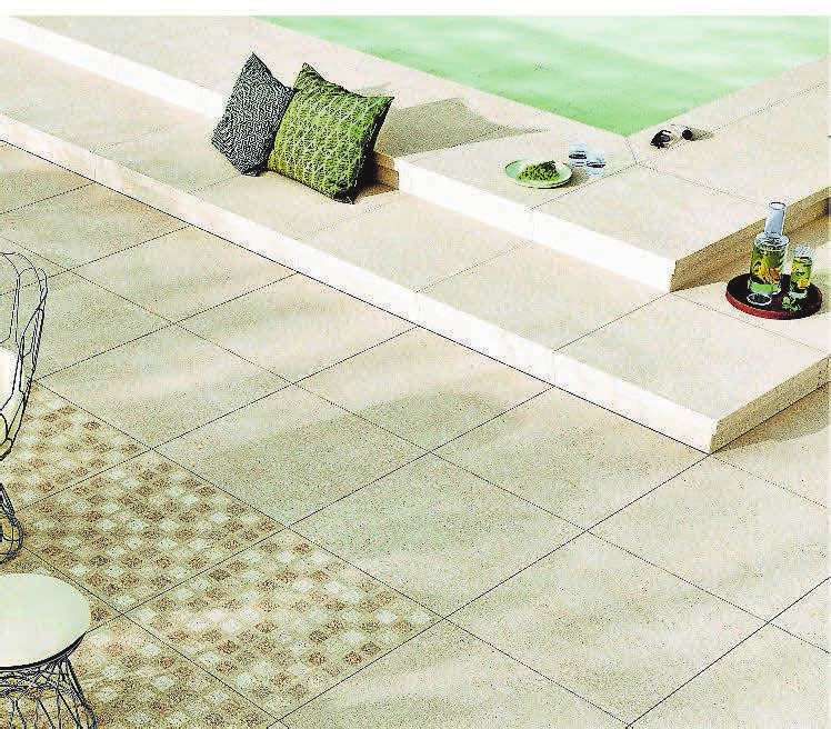Outdoorfliesen gibt es in einer Vielzahl von Farben, Strukturen und Materialanmutungen. So findet jeder den Terrassenboden, der zu seinem Wohnstil passt. FOTO: DJD/DEUTSCHE-FLIESE.DE/AGROB BUCHTAL