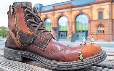 Hier putzen die Winzlinge einen Schuh vor der Alten Post in Pirmasens FOTO: BENEDIKT HILD/LITTLEFOTOGRAFIE.DE/GRATIS